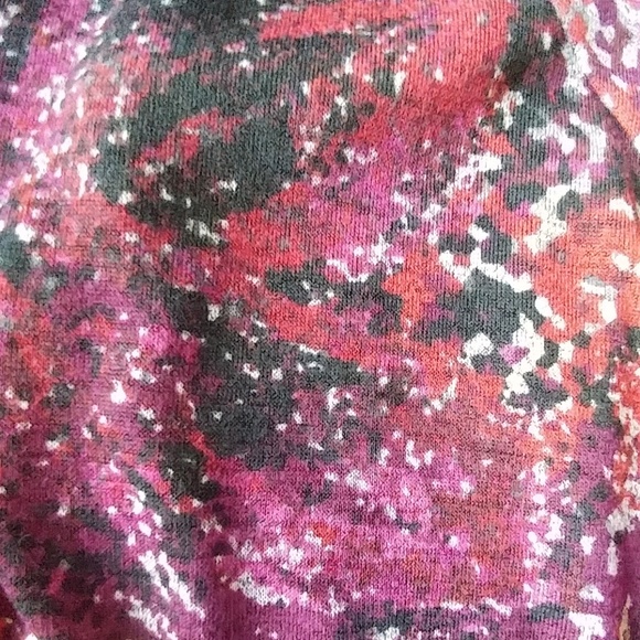 AGB wrap across 3/4 sleeve purple/red print v neck - Picture 7 of 7